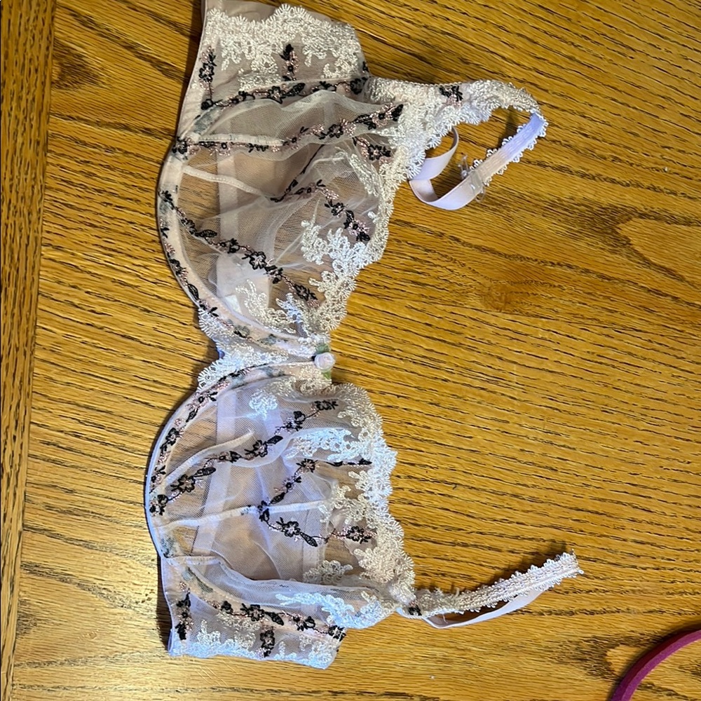 Elegant Lace Underwire Bra - Cream and Black